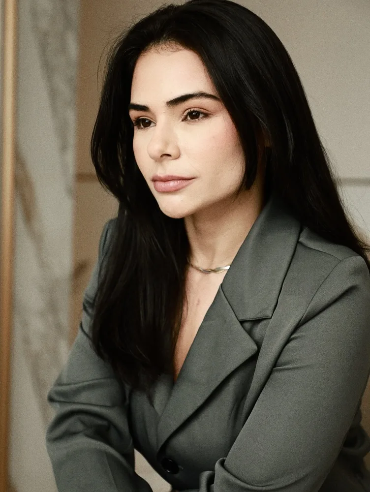 Retrato da Dra. Priscila Sousa, biomédica esteta em Santos, Guarujá e São Paulo